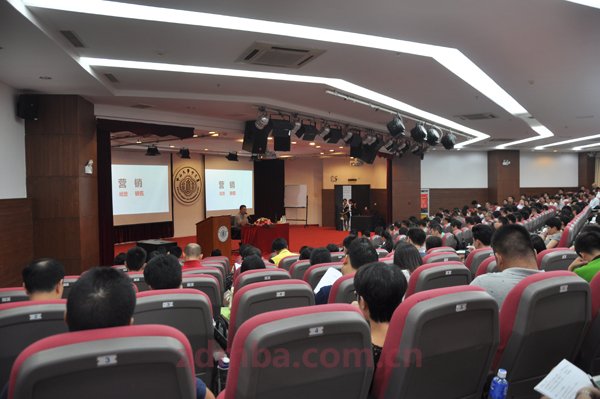 中山大学第六十二届企业家成功论坛报道——路长全《切割营销与品牌两极法则》