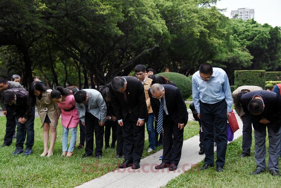 中山大学校庆日，校领导向孙中山先生铜像献花致敬。