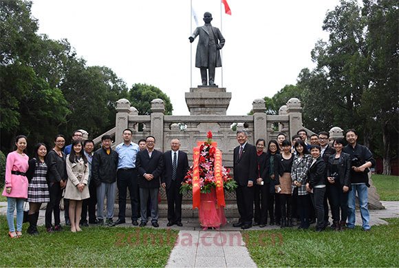 中山大学校庆日，校领导向孙中山先生铜像献花致敬。