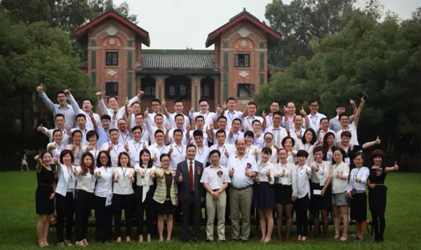 期待已久的中山大学时代华商总裁41班的开学典礼和拓展训练已于上周末顺利举行。让我们回顾一下这两天一夜发生的点点滴滴吧。
