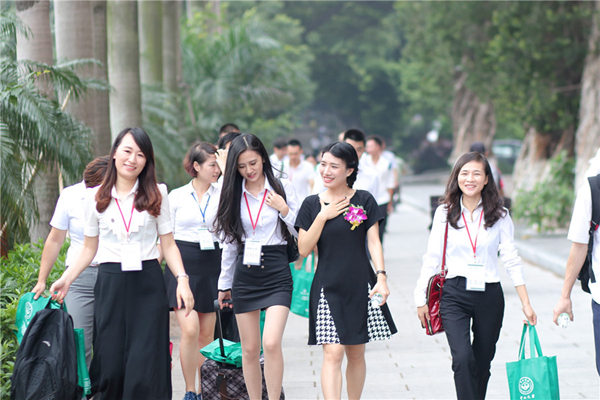 缘聚中大.共赢未来：记中山大学在职经理工商管理高级研修班15级60班开学典礼与拓展训练。