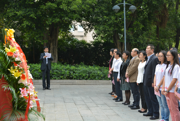 11月12日，校庆日中山大学师生向孙中山先生铜像敬献花篮。