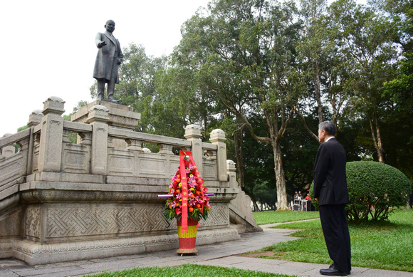 11月12日，校庆日中山大学师生向孙中山先生铜像敬献花篮。