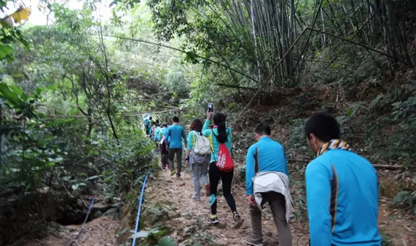 中山大学华商户外运动协会筲箕山快乐徒步之旅：运动快乐齐分享。