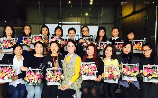 时代华商幸福女子学堂花艺课回顾：赴一场花的盛宴。