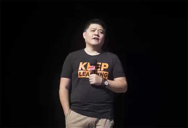 感受名家魅力，聆听权威声音。2017年4月9日，第97届时代华商企业家成功论坛隆重举行，作为樊登读书会时代华商分会成立后的首次公开活动，本次论坛共吸引了近千名分会会员以及嘉宾朋友到场，樊登老师结合时代趋势，与现场的企业家们分享了打造指数型组织、实现指数型增长的奥秘。   时代华商千人论坛成功举行，樊登分享指数型组织的奥秘。 时代华商千人论坛成功举行，樊登分享指数型组织的奥秘。 时代华商千人论坛成功举行，樊登分享指数型组织的奥秘。   【嘉宾领导致辞】 论坛致辞环节，时代华商教育中心鲁强主任表示：在互联网趋势下，从事企业家高端管理培训17年的时代华商一直在思考如何把企业家教育做得更好、怎样才能帮助更多的中国中小企业持续成长。樊登老师作为拥抱互联网的实践者、知识创业领航人，他所打造的模式非常值得借鉴。 时代华商千人论坛成功举行，樊登分享指数型组织的奥秘。 （▲鲁强主任）   樊登老师亦表示非常愿意与鲁强主任一起探索如何结合樊登读书会经验，把传统型的时代华商改造成一家指数型组织，了解自身能为中国高端教育做出怎样的贡献。   时代华商千人论坛成功举行，樊登分享指数型组织的奥秘。 （▲樊登老师） 【强强联合】 随后，在多方的见证下，樊登老师正式签约入股时代华商；同时，樊登读书会时代华商分会也正式授牌成立。双方将在更广阔的平台上带领企业家们一起keep learning，以阅读启发思维，用培训搭建系统知识框架。   时代华商千人论坛成功举行，樊登分享指数型组织的奥秘。 （▲股权授予仪式）  时代华商千人论坛成功举行，樊登分享指数型组织的奥秘。 （▲时代华商副主任、樊登读书会时代华商分会会长黎智云女士接受樊登老师颁牌）  时代华商千人论坛成功举行，樊登分享指数型组织的奥秘。 （▲黎智云女士发布樊登读书会时代华商分会2017年会员活动年度计划）  樊登读书会时代华商分会兴趣调查问卷  ▲注：请在您感兴趣的活动类别前打√（可多选）   （▲时代华商总裁营销班创新高级研修班项目宣讲）  【主题演讲】  仪式结束后，樊登老师正式开始论坛当天的主题演讲，通过各种鲜活生动的实际案例启发和指导大家如何打造“指数型组织”。樊登老师睿智风趣的讲课方式、以及不时与观众的幽默互动让现场掌声笑声不断。  语录分享 1、做产品的境界是做生意最低的境界。 2、如果你没有能力把成本控制在一定范围内，你的生意会变得越来越难做。 3、你们要警惕的不是你们的竞争对手，而是他们的解决方案。 4、做企业要学会做品牌，如果说你的公司在行业内没有打造出一个品牌，那么你这个创业计划是有问题的。 5、一个创业公司拿太多的钱是一场灾难，风险太大！因为在拿这个钱之前，一定做过计划，而按照计划来做事就是最大的风险。市场是一个多么奇怪的东西，怎么可能按计划来实现？ 6、指数型组织最明显的特征就是产生指数型效益！像uber的邀请码，符合一批大众的需要，所以愿意帮你分享；Facebook解决了男女大学生交流的问题，就扩散出去了。 7、中国赚钱的公司都是把边际成本做到0的公司。 8、为社会增加交易成本的公司都会被干掉。 9、中国人缺乏品牌意识。Intel 与联想，AMD的案例，宝洁，三一重工的品牌，要让老百姓认识。中建三局，业内出名，没品牌意识。建筑行业也是金融行业，国家利息差，活得很惨。 10、产品要做到让一百人尖叫，能让对方感动，才能生存下去。（宁愿让100人尖叫，也不愿让10000人满意）。微商必须产品做到极致，让人离不开，那就离成功不远了。  妙语连珠，精彩绝伦！错过了真的太可惜了！ 幸好我们早有准备！准备了超级福利！ 点击此处即可回看樊登老师的精彩演讲！