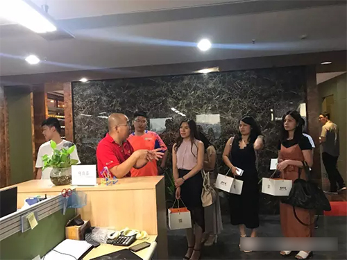 MBA营销总监班26班走进“香港新依和集团”学习活动