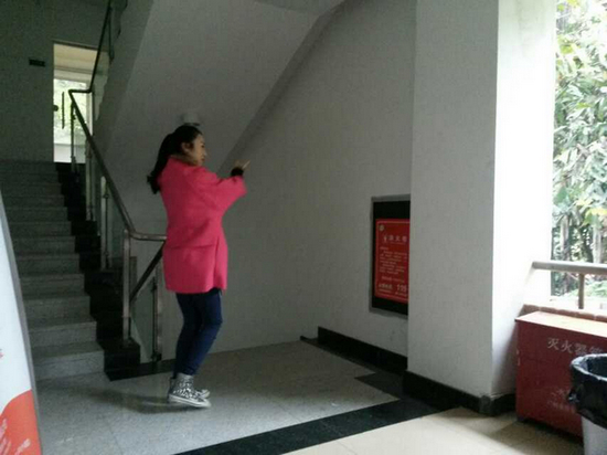中山大学在职经理工商管理高级研修班50班的学员利用午休时间复习年会节目的舞蹈动作！