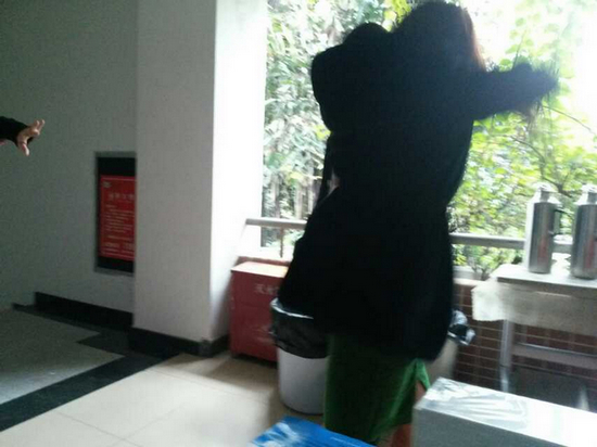 中山大学在职经理工商管理高级研修班50班的学员利用午休时间复习年会节目的舞蹈动作！