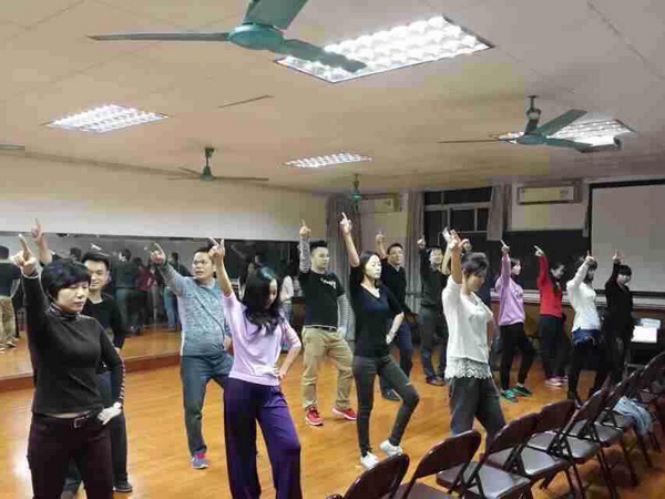 中山大学总裁总裁工商管理高级研修班三十一班的同学进行了年会舞蹈第三次排练
