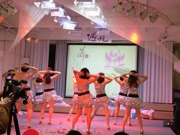 12月21日，国学班女子班联谊迎新晚会