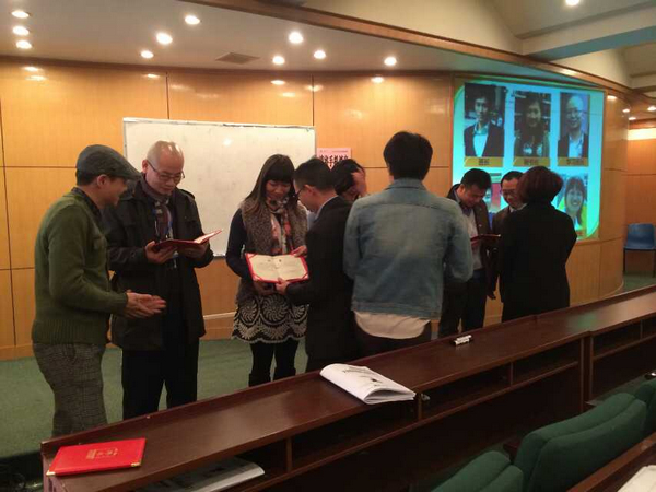 中山大学在职经理工商管理高级研修班49班举行了庄重的班委聘书颁发仪式