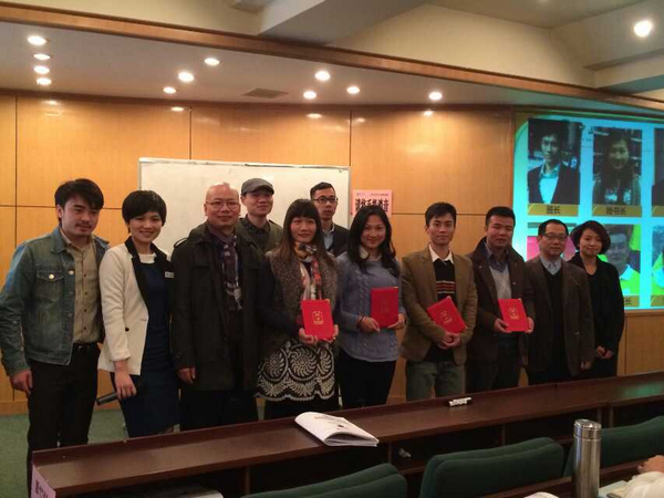 中山大学在职经理工商管理高级研修班49班举行了庄重的班委聘书颁发仪式