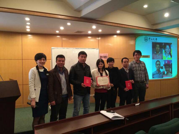 中山大学在职经理工商管理高级研修班49班举行了庄重的班委聘书颁发仪式