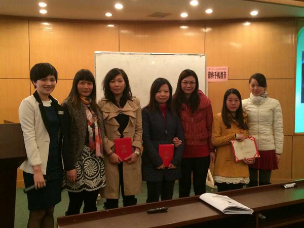 中山大学在职经理工商管理高级研修班49班举行了庄重的班委聘书颁发仪式