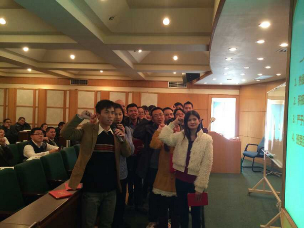 中山大学在职经理工商管理高级研修班49班举行了庄重的班委聘书颁发仪式